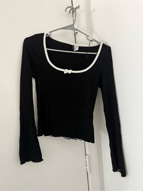 Black Ribbed Long-Sleeve Scoop Neck Top with White Trim